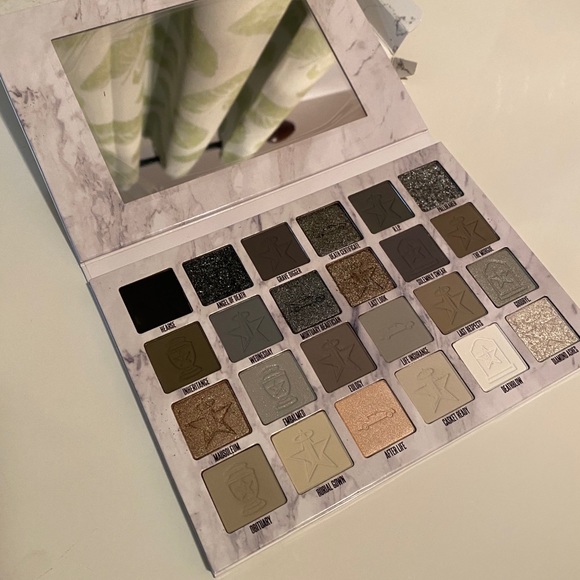 Jeffree Star Cremated Palette - Picture 1 of 2